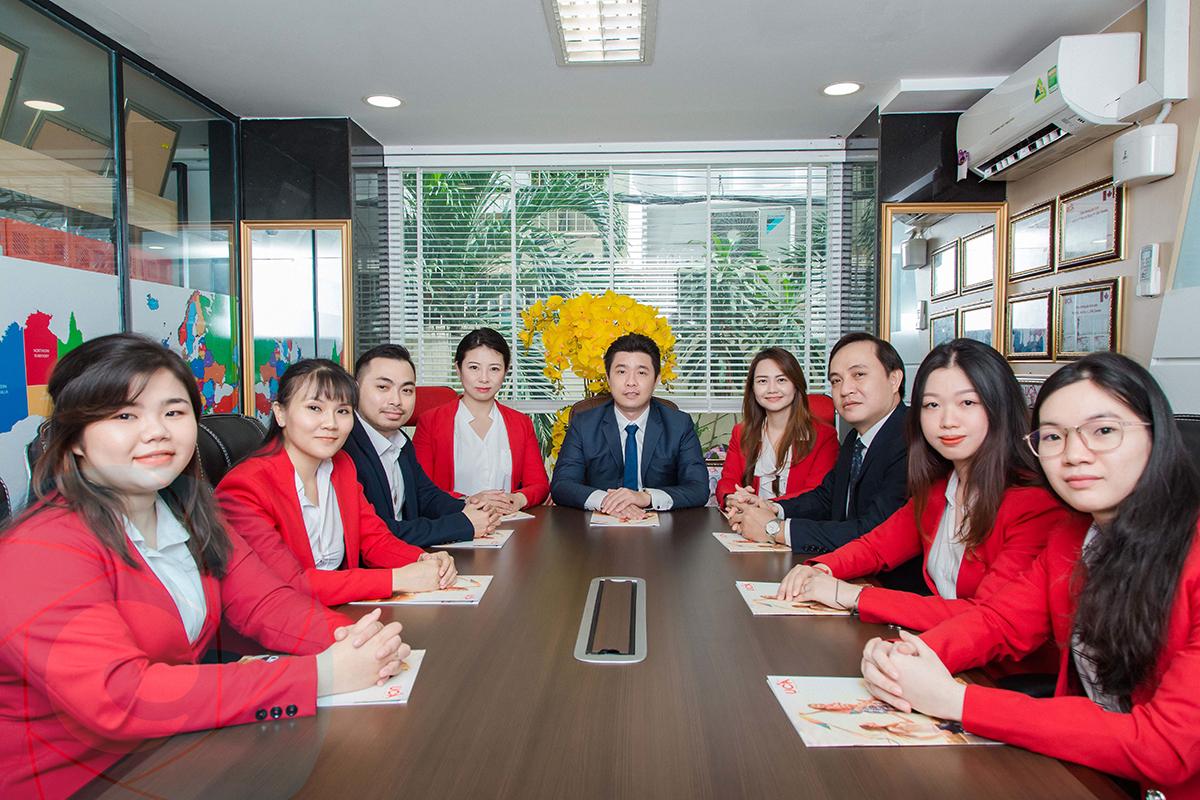 CEO Lê Thanh Hải cùng đội ngũ nhân sự UCA